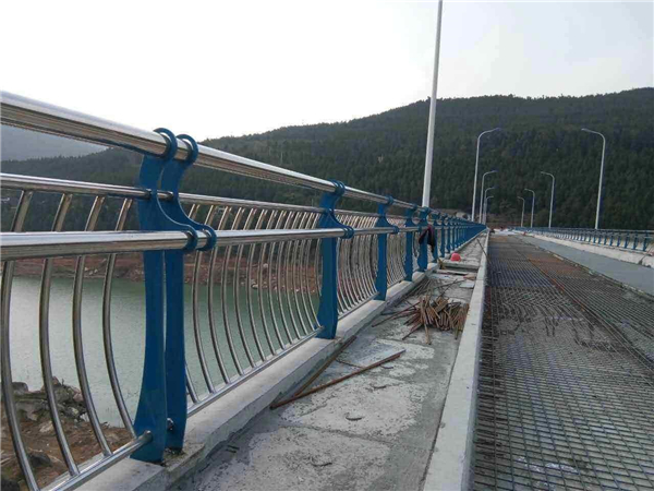 天门不锈钢桥梁护栏的特点及其在桥梁安全中的重要作用