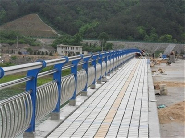 天门不锈钢桥梁护栏的特性及其在现代建筑中的应用